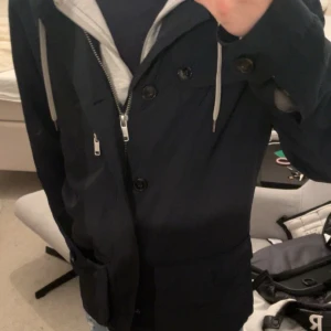 Overshirt/jacka - Perfekt jacka nu inför säsongen från zara man! Säljs ej längre och finns ej att få tag på👌🏼 nypris låg på runt 1300kr den är som ny och extra knappar följs med. Passar S-M