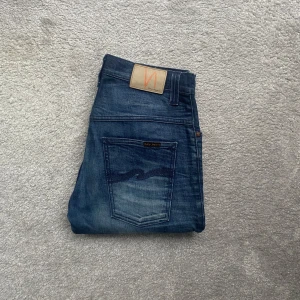 Nudie jeans - Ett par sjukt feta nudie jeans med en grymt snygg tvätt i den populära modellen Thin Finn❗️| Skick:9/10✅ | Jag på bilden är 182| Hör av er vid mer frågor❗️