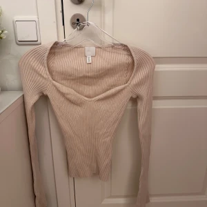 Stickad topp - Stickad tröja från HM med hjärtformad urringning och lösa ärmar. Jättecharmig🦋🦋