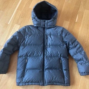 POLO Ralph Lauren vinterjacka ca 12år - POLO Ralph Lauren vinterjacka i storlek 14-16 (men liten i storlek, så passar enligt min uppskattning, 11-12-åringar).   Superfin och varm vinterjacka i jättefint skick. Använd en vinter av ett barn.  Färgen är mörkgrå.   Nypris 2800kr Nu 1500kr