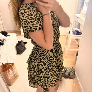 Leopard klänning  - Leopard klänning 