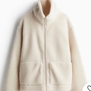 Beige teddyjacka/flis - Jättefin slutsåld teddyjacka från hm🩷säljer då den tyvärr är förliten för mig(lånade bilder)