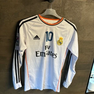Real Madrid tröja - Säljer min real Madrid tröja med özil på ryggen. Bra pris, kom dm! 