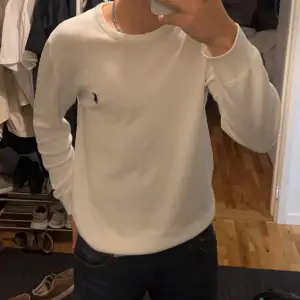 Fin tröja från ralph lauren, fått den av min bror jag är M och den sitter såhär på mig, tror absolut den är snyggare på någon som är mellan L och XL. Men den är XXL men liten i storlek. Vill man ha en pösigare tröjar funkar sen på M som på bilden.