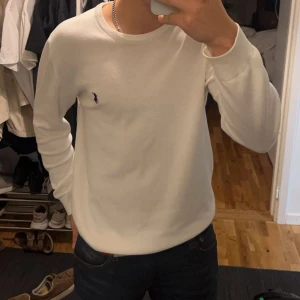Ralph lauren tröja - Fin tröja från ralph lauren, fått den av min bror jag är M och den sitter såhär på mig, tror absolut den är snyggare på någon som är mellan L och XL. Men den är XXL men liten i storlek. Vill man ha en pösigare tröjar funkar sen på M som på bilden.