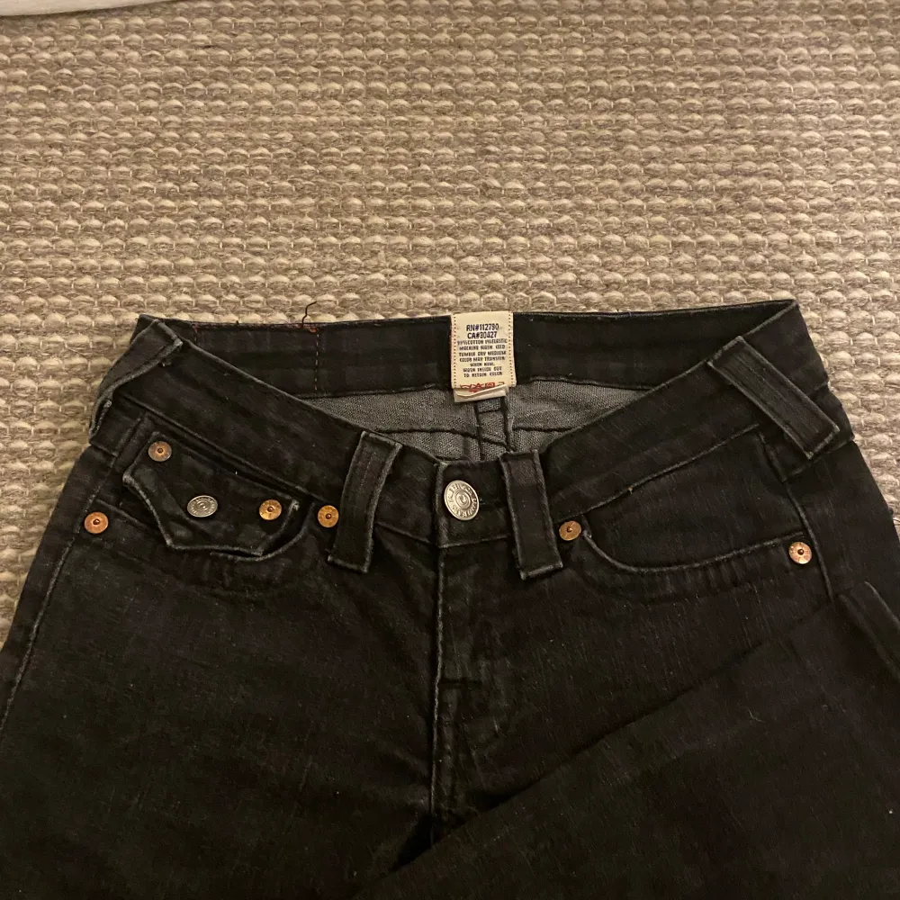 Hej jag säljer ett par super fina lågmidjade True religion jeans, säljer pågrund av att de aldirg kommer till användnig! . Jeans & Byxor.