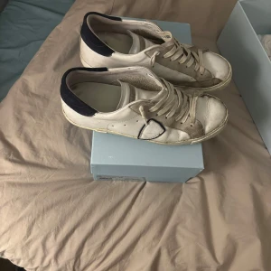 Philippe model skor - Philippe model skor som är något slitna men fortfarande mycket kvar att ge! Box ingår! Storlek 42