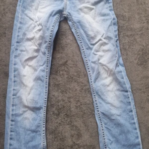 Jeans levis - Ett hål bak som lätt sys ihop 