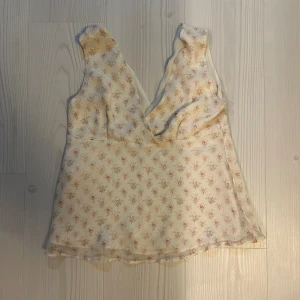 Blus - Beige blus med små blommor✨