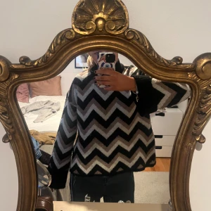 Mönstrad stickad tröja - Så fin mönstrad stickad tröja! Nästan helt i nyskick, bara använt fåtal gånger❤️sååå mysig och skön