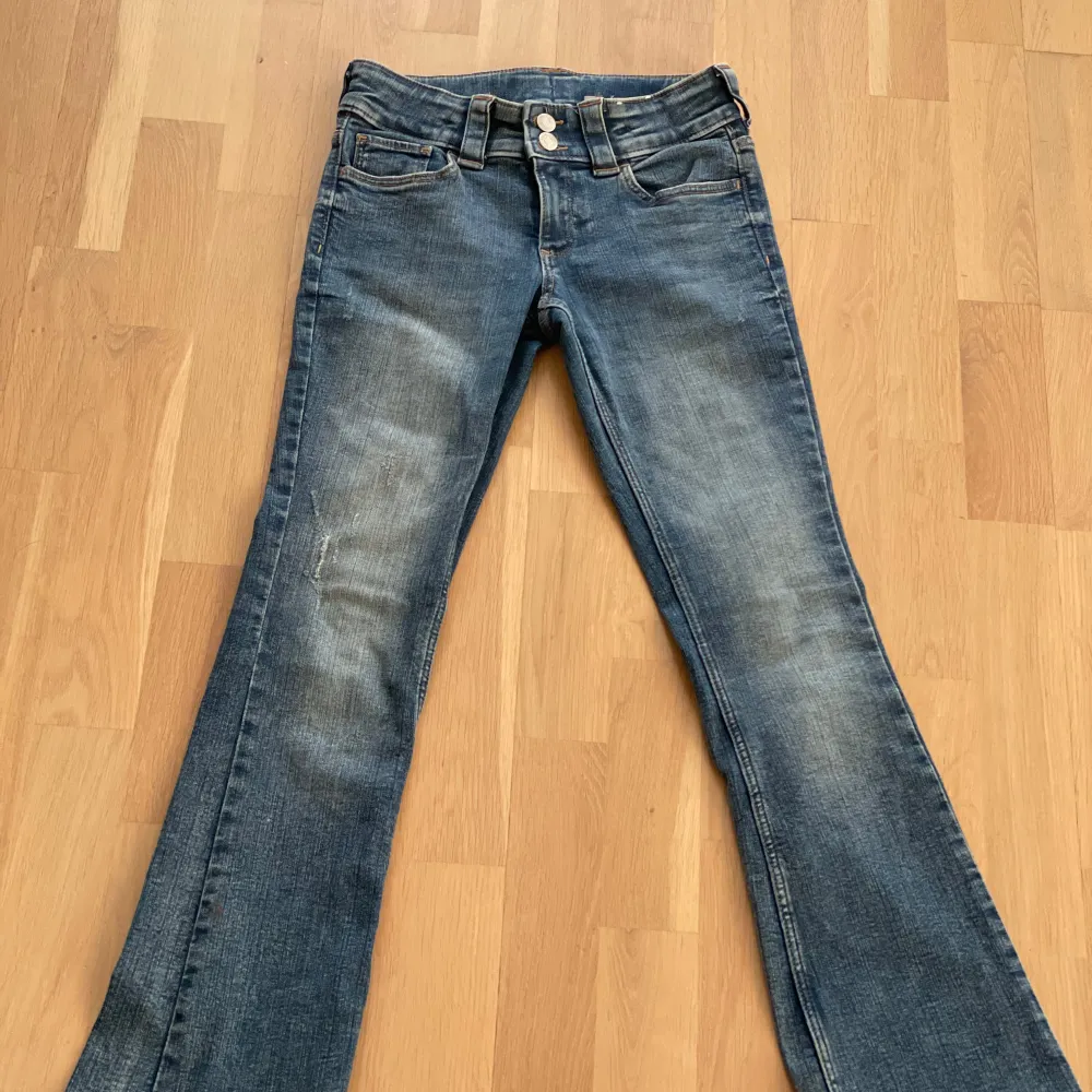 Så snygga jeans tyvärr för små. 50kr frakt. . Jeans & Byxor.