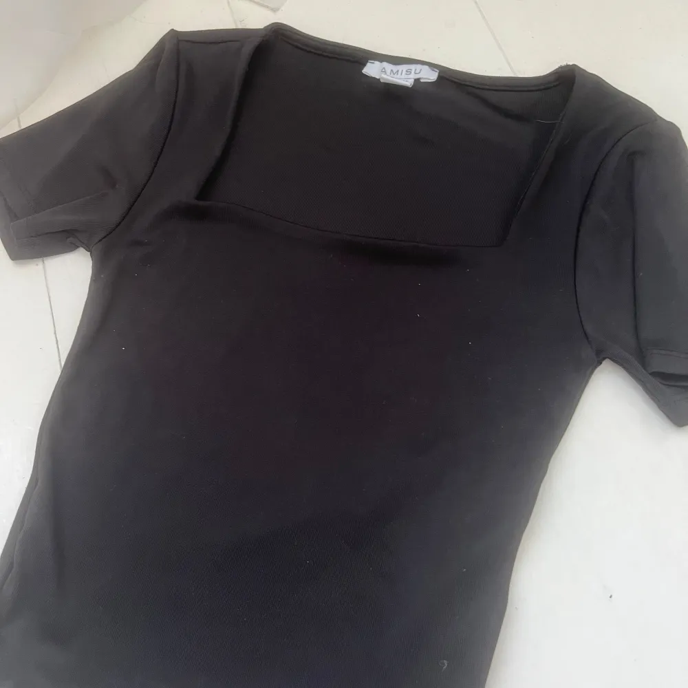 säljer denna super söta toppen med fyrkantig urringning i storlek XS. Den ör i funktionsmateriell och är därför stretchig och ganska tajt. Nypris 99kr så säljer för 49💓💓. T-paidat.