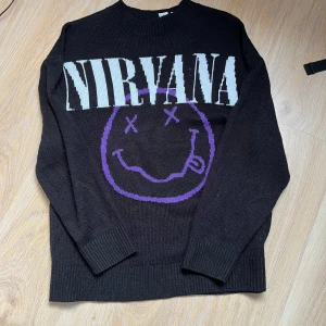 Stickad Nirvana tröja - Säljer denna stickade tröja som det står Nirvana på. 💕Säljer då den inte är min stil längre. Använd rätt så många gånger men mycket bra skick, endast lite nopprig på ärmarna. Köpt från H&M 💕