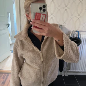 Teddy jacka hm  - Säljer min Teddy jacka från hm då jag använder en annan💕 