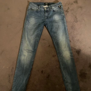 REPLAY JEANS - Snygga Replay jeans! Storlek 28/32. Helt nya! Nypris: 1200 kr Kom i DM vid minsta fråga eller fundering! 