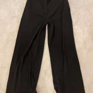 Kostymbyxor  - Kostymbyxor från H&M inga defekter fortfarande jättefina och mycket att ge 