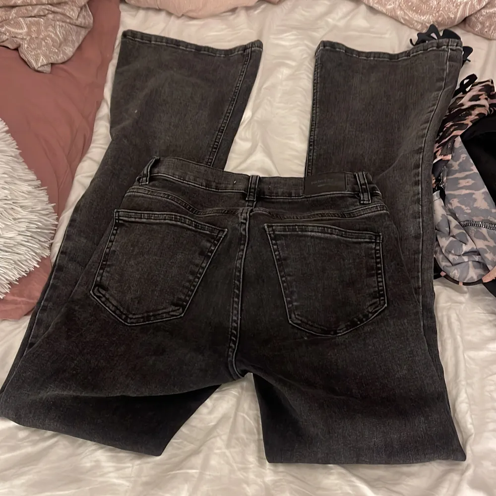 Säljer ett par snygga svarta bootcut jeans. De är i storlek 32 och har en klassisk femficksdesign. Perfekta för både vardag och fest! Nypris är 500. Farkut & Housut.