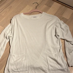 Vit tröja 🤍 - Vit tröja från Zara. Strl 134 men passar nog ärlig talat xxs. Jättefin och i bra kvalitét.
