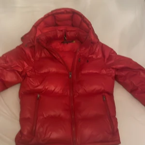 Ralph lauren jacka  - Röd Ralph lauren jacka storlek M, nypris runt 5500, använd fåtall gånger och är så gott som ny.