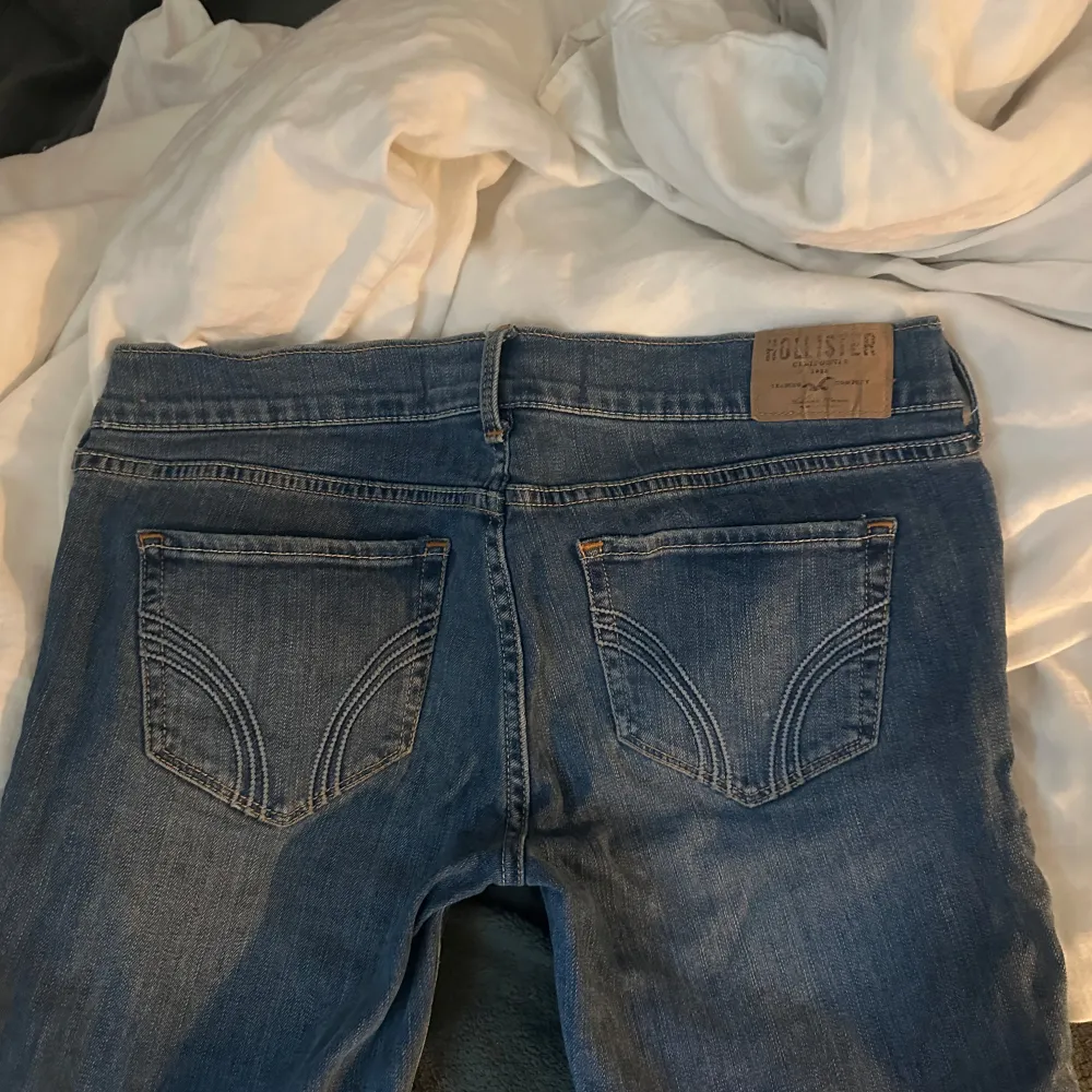 snygga jätte lågmidjade hollister jeans 💘 bra skick, blåa. pris kan diskuteras, jag står inte för frakten och gör inga returer 😇 . Jeans & Byxor.