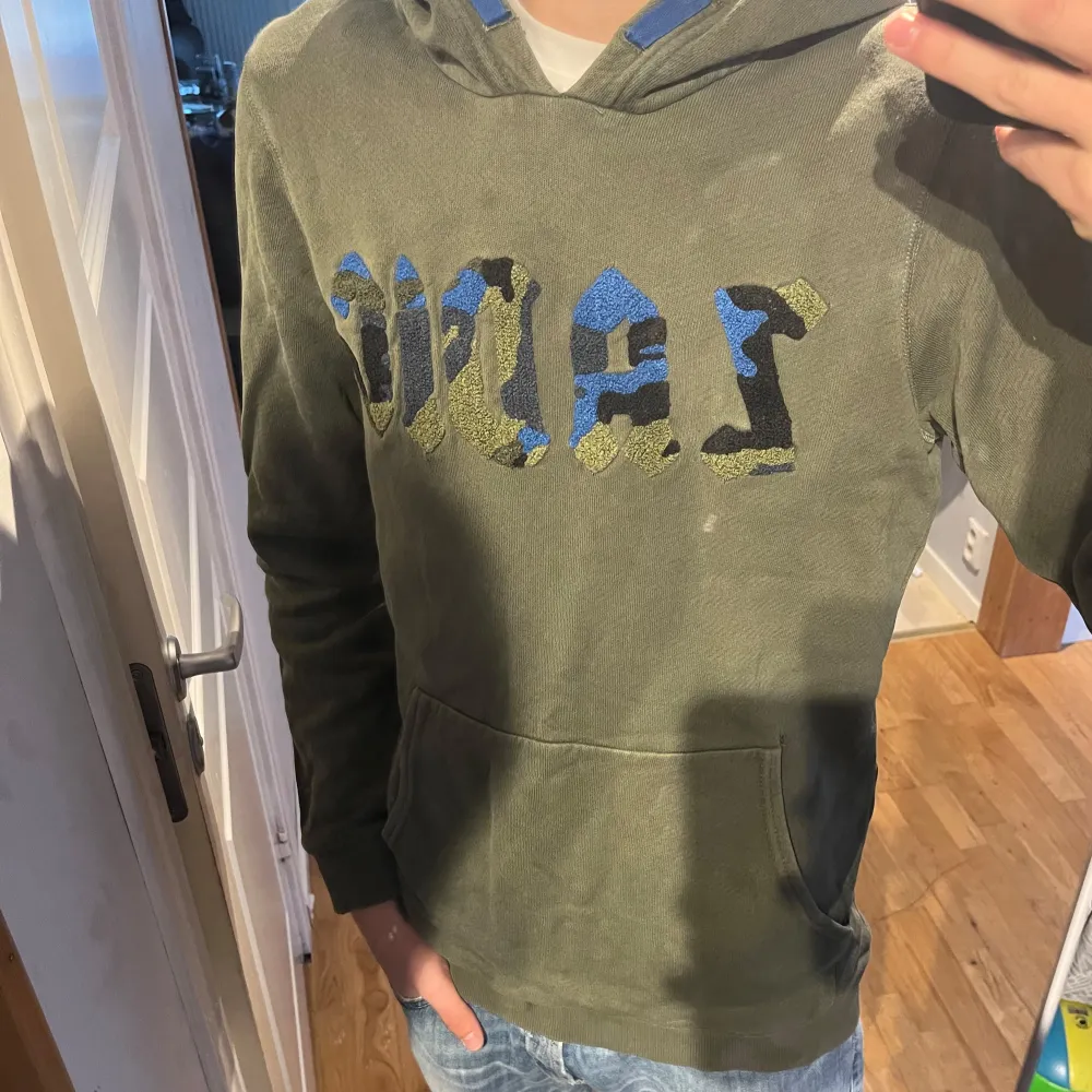 | Säljer nu en tvärfet hoodie för ett riktigt skönt pris | Märke: zadig & voltaire | Storlek: M | Skick: 7/10 ( har två hål vid vristerna men det är inget som märks ) | Priset är diskuterbart vid snabb affär | . Hoodies.