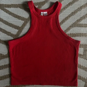 Röd tank topp  - En röd tank topp från H&M. Den är i väldigt bra skick, jag har haft den på mig bara ett fåtal gånger. Materialen är stretchig och kan även passa M eller L. Mer info finns i profilen ᥫ᭡