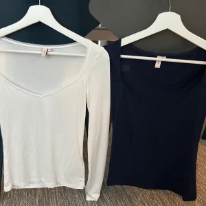 Söta toppar från Nelly🦋 - Säljer två toppar från Nelly. Den vita är långärmad och i storlek XS, medan den blåa är kortärmad i storlek S. Säljer då jag inte använder dem. De är i nyskick🙌🙌 Säljer vardera för 60kr/ styck eller båda för 100🙌💕