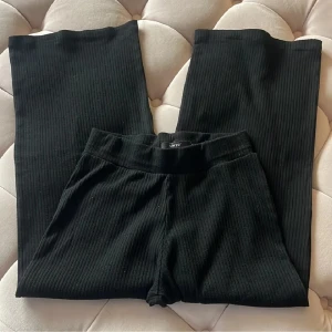 Baggy byxor - Säljer dessa svarta byxor från LMTD. Luftiga/baggy. Billighets pris, prisförslag accepteras. Storleken på sidan 2.