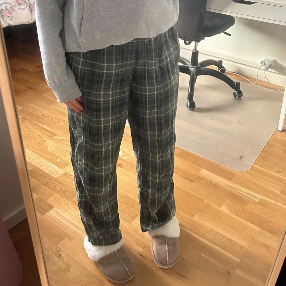 Supersköna pyjamasbyxor från HM i grönt rutat mönster. Åtdragbar midja  Använda en del men inte slitna.. Jeans & Byxor.