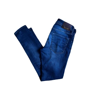 Jack & Jones Jeans  - Säljer nu dessa Jack & Jones jeans till toppskick!  Storlek: W29/L30  Passar folk som är 165-175  Hör av er vid frågor och funderingar! Nypris ca 800 säljer för 199 - Pris diskuterbart!