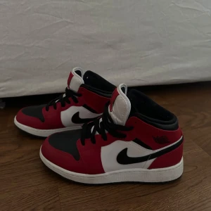Air Jordan 1 Mid ”Chicago Black Toe” - Säljer mina super fina Jordans, använda väldigt få gånger pga att storleken är för liten för mig. Så dem är i väldigt gott skick.🎀 Storlek. 37,5