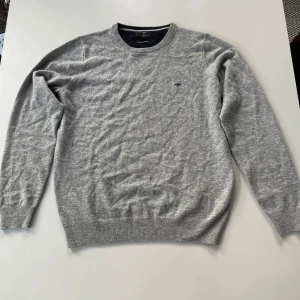 Fynch-Hatton tröja - Säljer denna Merino/Kashmir tröjan från Fynch-Hatton. Använd ett fåtal gånger, men är i utmärkt skick. Nypris ligger runt 1200kr.
