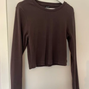 Brun tröja  - Långärmad brun tröja från Gina, croppad i modellen, super skönt material. 