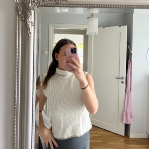 Stickad tröja - Stickad tröja med polo, diskret glitter på, fina detaljer vid kragen o längst ner. Okänd storlek men skulle uppskatta till en S