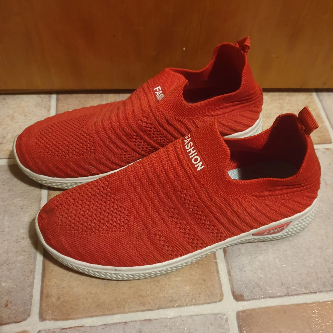 Röda sneakers med text