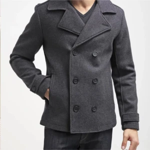 Kort vinterrock - Tja säljer min korta vinterrock i storlek S. Den är perfekt för höst-vinter och är dubbelknäppt. Den är använd 2-3 gånger, nypris ungefär 1000kr. Märket är Pier one.