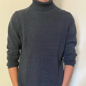 Polotröja från East West - Storlek L men passar bra för M. Bra skick. Varm.