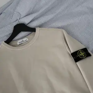 Stone island crewneck köpt här på plick för 1500 kr, säljer pga att den inte används, äkta, öppen för byten!