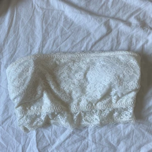 Crop topp - Jag säljer denna crop top i storlek M. Den är i bra skick och säljer den för ett bra pris. 