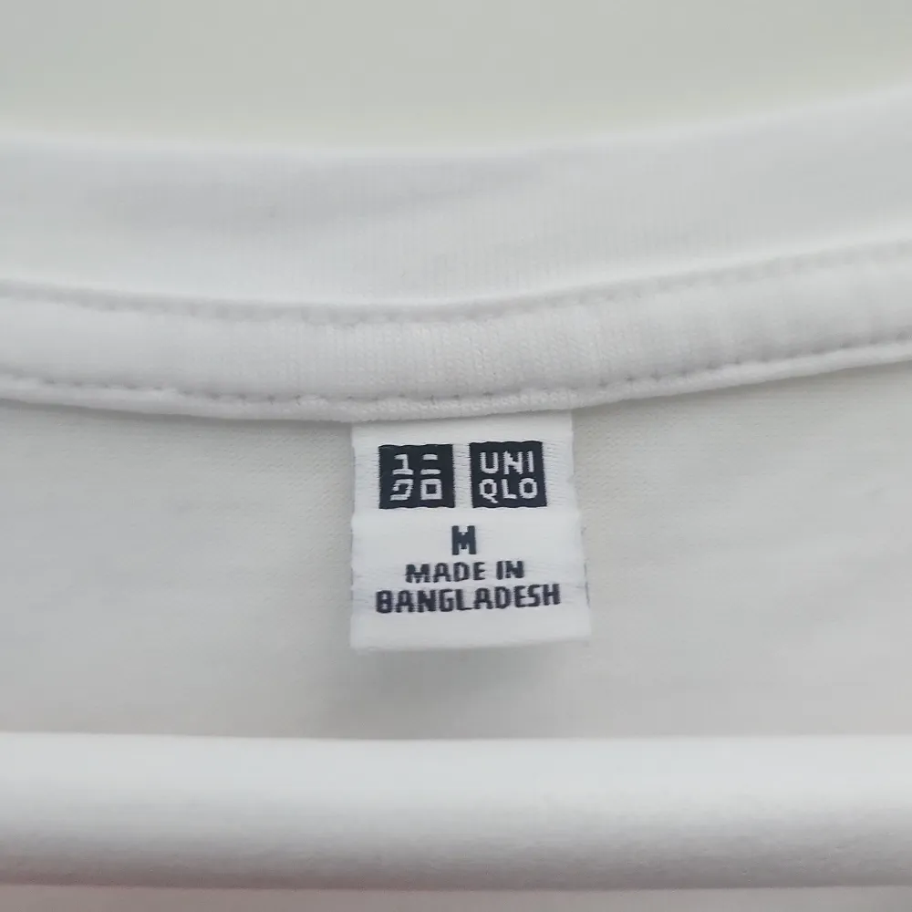 Säljer en vit t-shirt från Uniqlo i storlek M. Den är tillverkad i Bangladesh och har en skön och luftig passform. Perfekt för sommardagar eller som ett basplagg i garderoben. Använt en eller två gånger!. T-shirts.