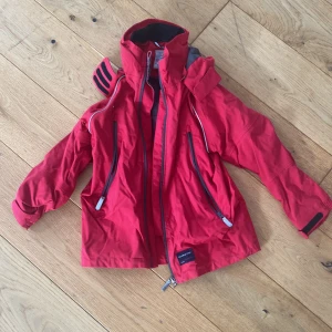 Vindjacka - Röd polarn och pyret vindjacka. Fint begagnat skick. 