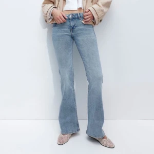Ljusblå bootcut jeans - Säljer ett par jätte snygga lågmidjade ljusblå bootcut jeans. Är nästan helt nya, och bara använd 1-2 ggr 🩷 PS. Är utomlands så kanske tar lite tid för mig att skicka paketet 