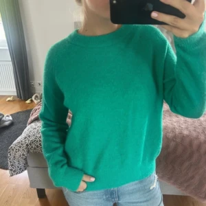 Zara stickad tröja - Cool stickad tröja från zara i snygg grön färg! Strl S, väldigt vra skick då den knappast använts. I alpackablandning