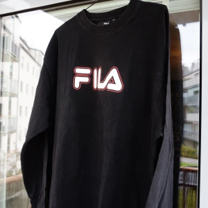Tröja - Tunn, långärmad tröja från Fila. XL. Sitter lätt oversize på mig som är 180cm. Inte mycket använd. Kolla gärna profilen. Säljer gärna flera plagg samtidigt. Frakt tillkommer. 