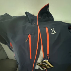 Haglöfs Spitz GTX Pro Jacket Men - Spitz-jackan är skapad för extremväder. Nu med en uppdaterad design kombinerar denna Haglöfs-ikon hög prestanda med pålitligt väderskydd och stor rörelsefrihet. Den är tillverkad av 3-lagers GORE-TEX PRO, ett mycket slitstarkt, ventilerande och väder