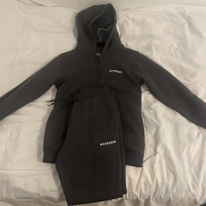 Mckenzie tracksuit - Grå tracksuit ifrån Mckenzie. Vid storlek 12-13år då de inte längre passar. Det är använda ett fåtal gånger, pris kan diskuteras✅