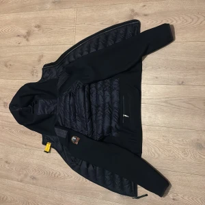 Parajumper cardigan - This is a parajumper cardigan, the original price I bought it for was 4999kr on the website careofcarl. The name of the cardigan is Nolan hybrid hooded jacket and the color of it is navy. The jacket is in good condition and haven’t been worn much