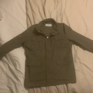 John henrick Fieldjacket - Tja säljer denna feta John henrick Fieldjacketen som knapp använda längre. Inga defekter alls och använder ett fåtal gånger. Storlek L skriv vid fler funderingar 💯