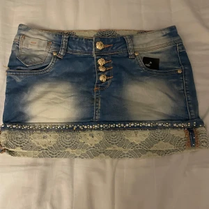 Jeanskjol  - Jättefin minikjol i jeans med massor av fina detaljer och snygg tvätt! Väldigt stretchig och bekväm i materialet. Köpt på humana men jag har aldrig använt den. Ren och inga defekter. Pris kan diskuteras. Skriv för fler/bättre bilder<3