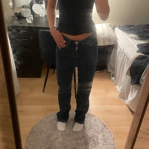 Low straight jeans - Bikbok jeans! Bra skick, jag är 170 som referens.